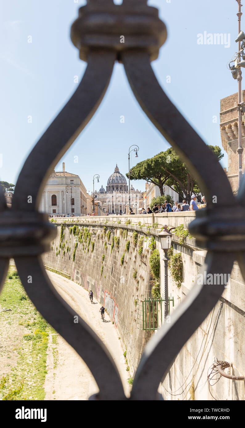 Roma, Italia - 27 Aprile 2019: vista dal Ponte Umberto I bridge della Basilica di San Pietro. Foto Stock