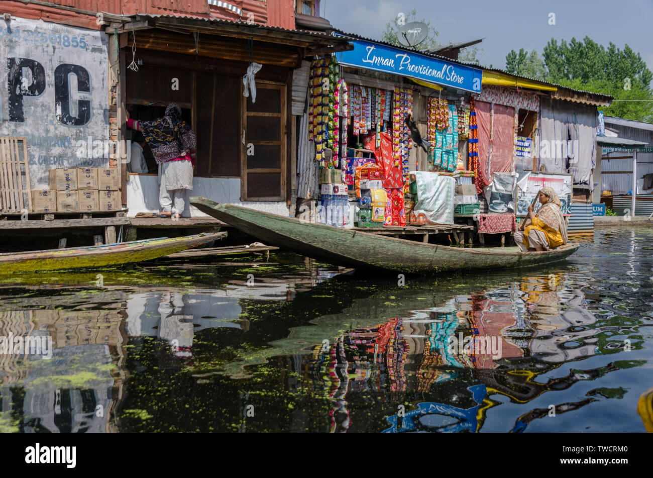 Floating negozi e case di persone che vivono su dal lago, Srinagar, Jammu e Kashmir India Foto Stock