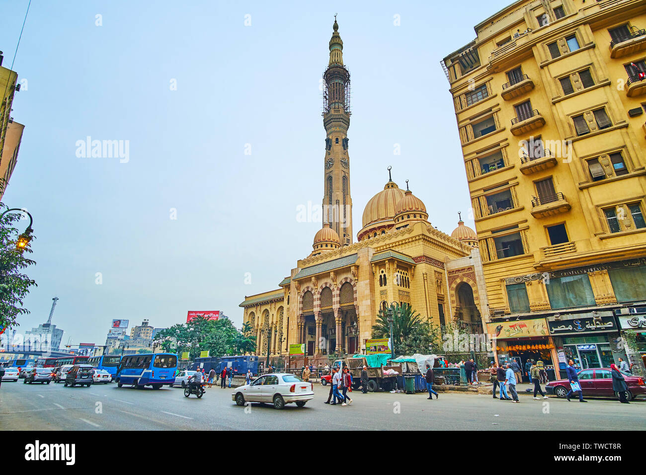 Il Cairo, Egitto - 22 dicembre 2017: l'edificio scenico di El Fath moschea con minareto alto, scolpiti dome, sottili pilastri e numerosi archi è visto essere Foto Stock