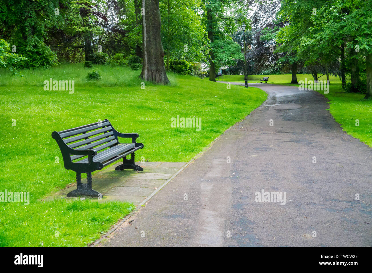 Una panchina nel parco e sentiero a Hexham Park, Hexham Foto Stock