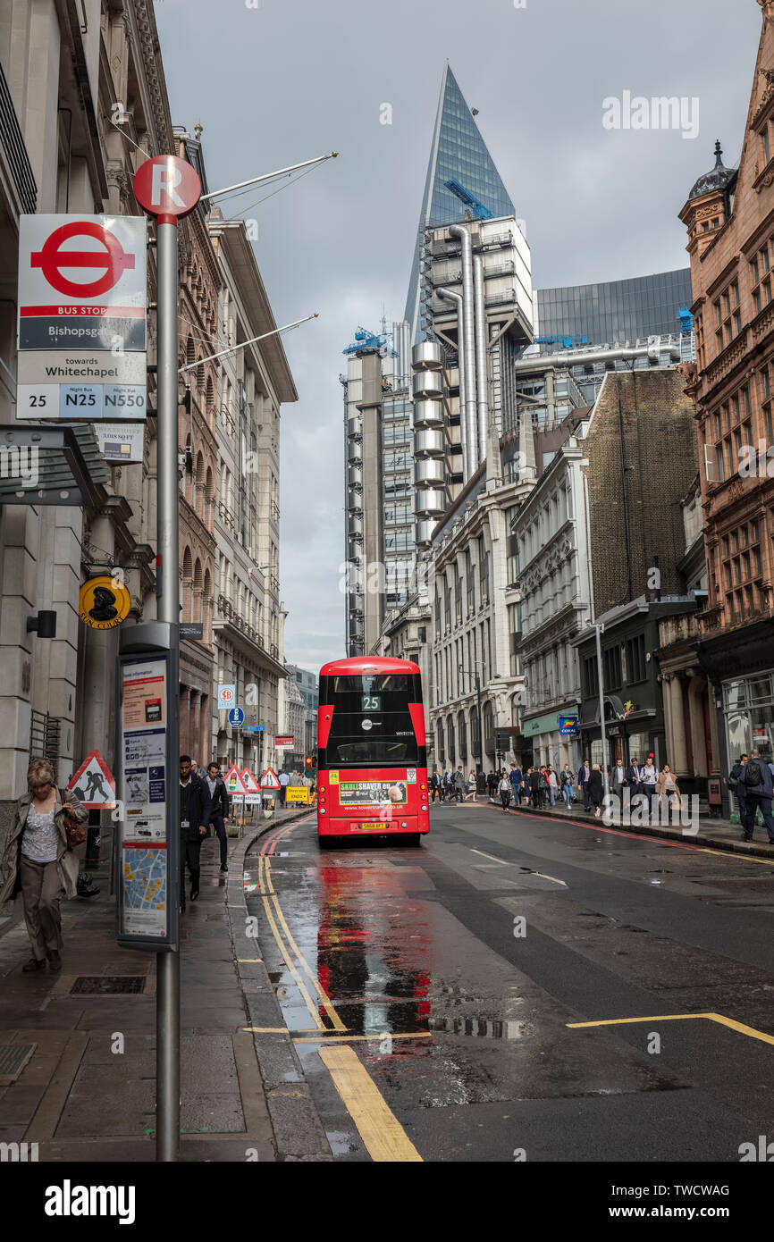 Scena di traffico con bus rosso e dei Lloyds di Londra edificio della città Foto Stock