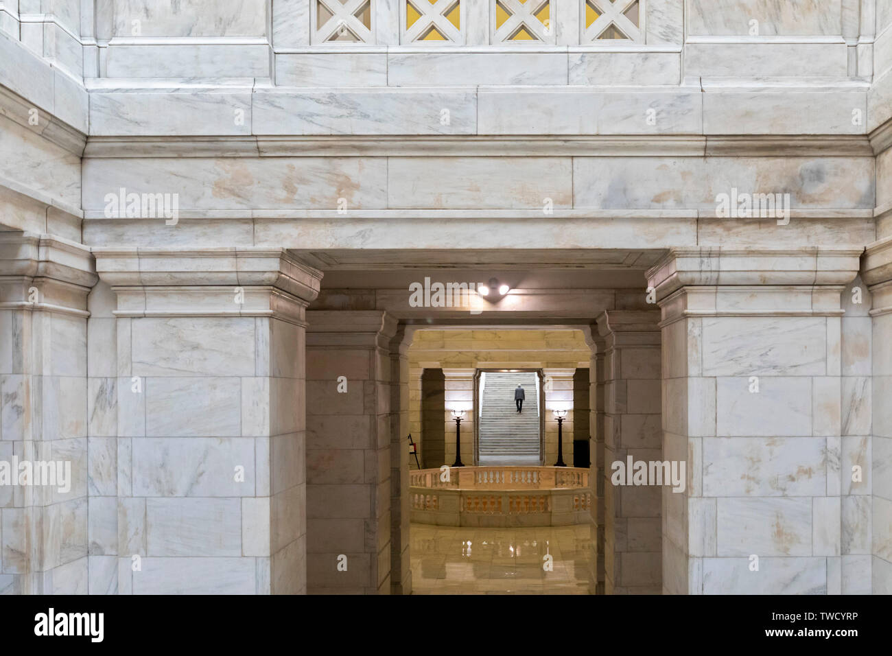 Little Rock Arkansas - un uomo salite le scale in Arkansas State Capitol Building. Foto Stock