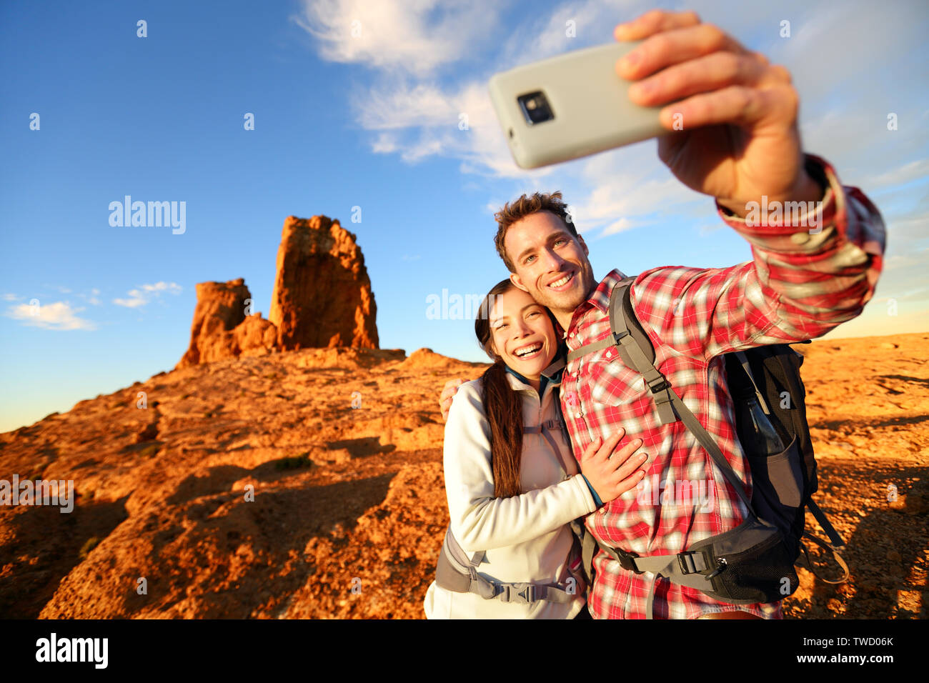 Selfie - coppia felice tenendo autoritratto foto escursionismo. Due amici amanti o sulla passeggiata di sorridere alla videocamera all'esterno montagne da Roque Nublo, Gran Canaria, Isole Canarie, Spagna. Foto Stock