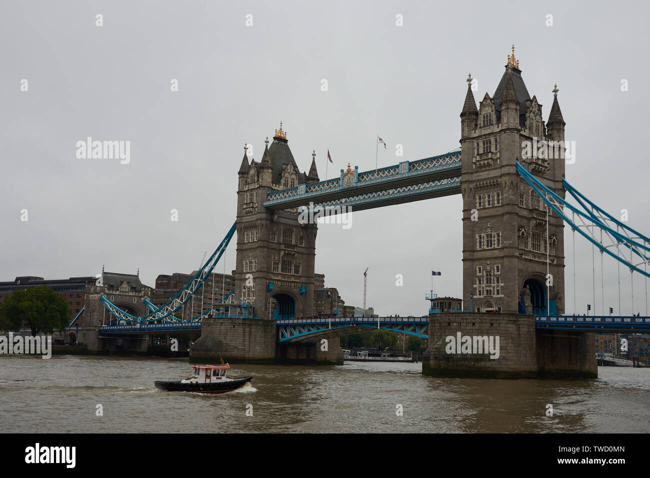 London, Regno Unito - 10 Giugno 2019: Tower ponte sopra il fiume Tamigi nel giorno di pioggia. Storico e iconico punto di riferimento della città di Londra Foto Stock