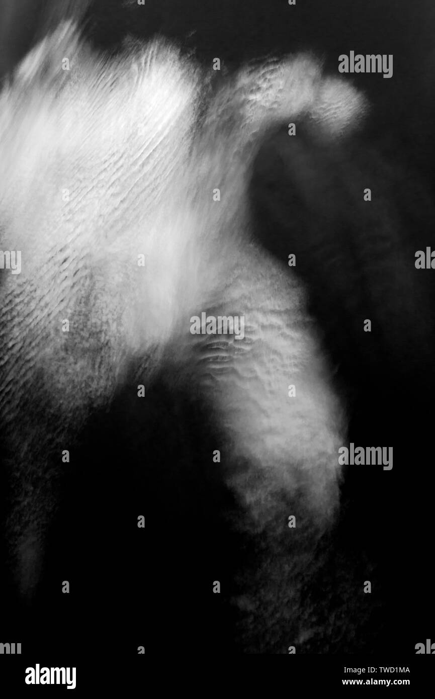 Nuvole di cirrocumuli con forme astratte e l'aspetto del movimento Foto Stock