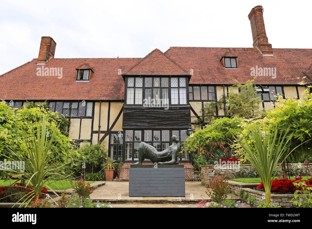 Drappeggiati figura distesa di Henry Moore, scultura at Wisley 2019, giardino RHS Wisley, Woking, Surrey, Inghilterra, Gran Bretagna, Regno Unito, Europa REGNO UNITO Foto Stock