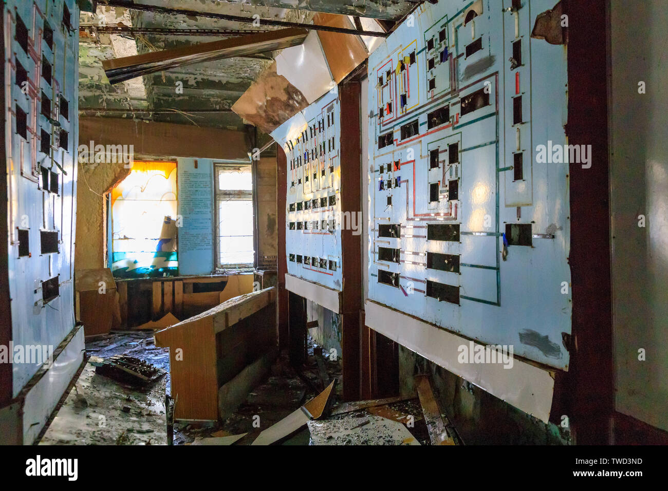 Europa orientale, Ucraina, Pripjat, la centrale di Cernobyl. Abbandonata, rovinato, computer macchine e fili. I pannelli di controllo. Foto Stock