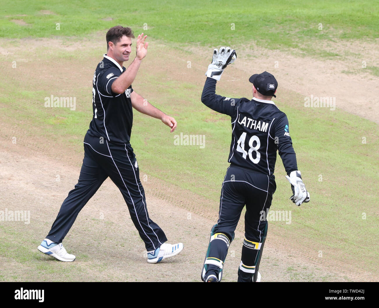 BIRMINGHAM, Inghilterra. 19 giugno 2019: Colin de Grandhomme di Nuova Zelanda celebra tenendo il paletto di Aiden Markram del Sud Africa durante la Nuova Zelanda v Sud Africa, ICC Cricket World Cup Match, a Old Trafford, Manchester, Inghilterra. Foto Stock