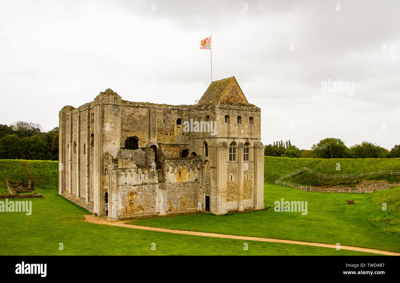 Castle Rising, Castello Normanno ruderi in Norfolk, vicino a Sandringham in una piovosa giornata d'estate in agosto 2017 Foto Stock