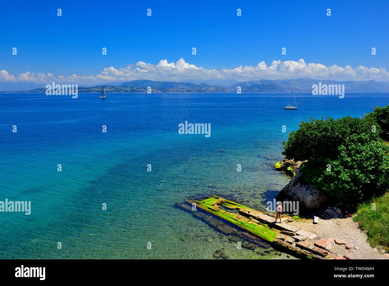 Vecchio Uomo senior guardando fuori nel mare Ionio da l'isola di Corfù,Kerkyra,Grecia,Isole Ionie Foto Stock
