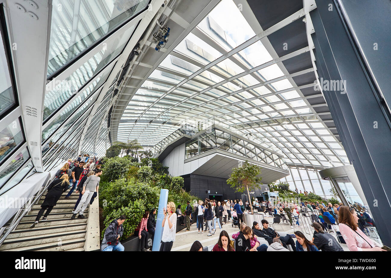 Sky Garden a 20 Fenchurch Street è un unico spazio pubblico che si estende per tre piani ed offre 360 gradi di vedute ininterrotte Londra Foto Stock
