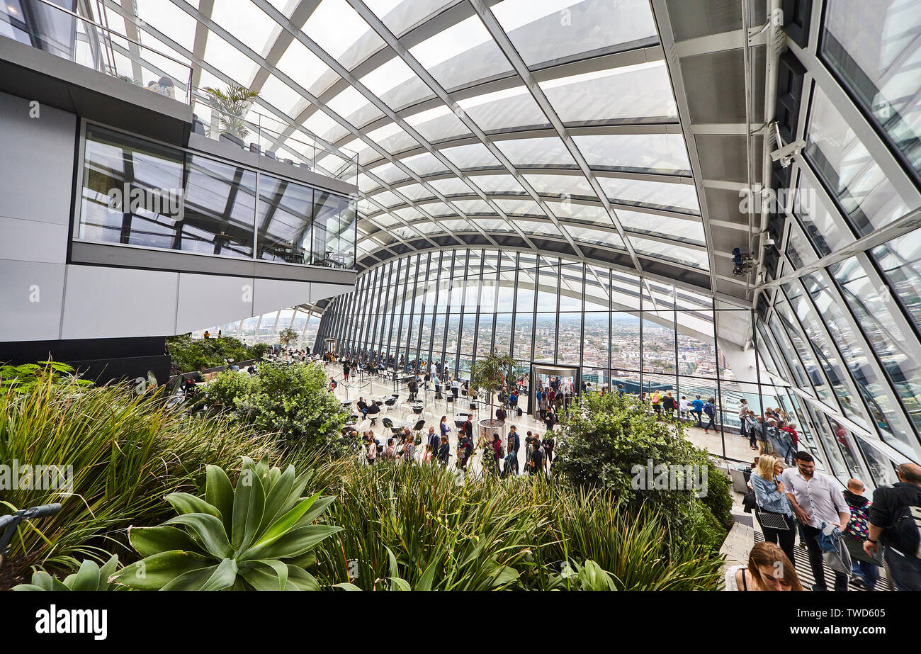 Sky Garden a 20 Fenchurch Street è un unico spazio pubblico che si estende per tre piani ed offre 360 gradi di vedute ininterrotte Londra Foto Stock