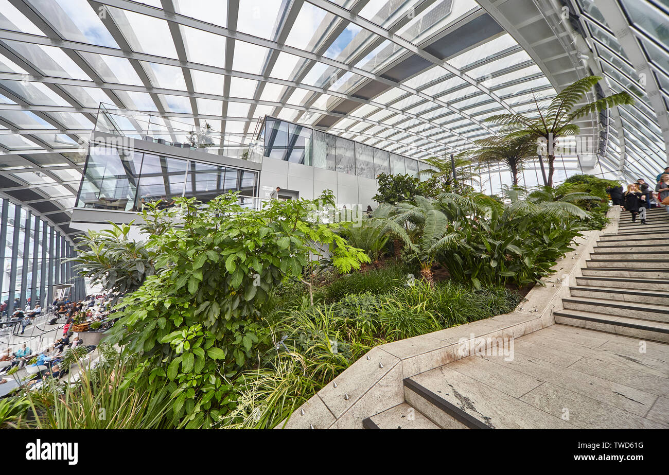 Sky Garden a 20 Fenchurch Street è un unico spazio pubblico che si estende per tre piani ed offre 360 gradi di vedute ininterrotte Londra Foto Stock