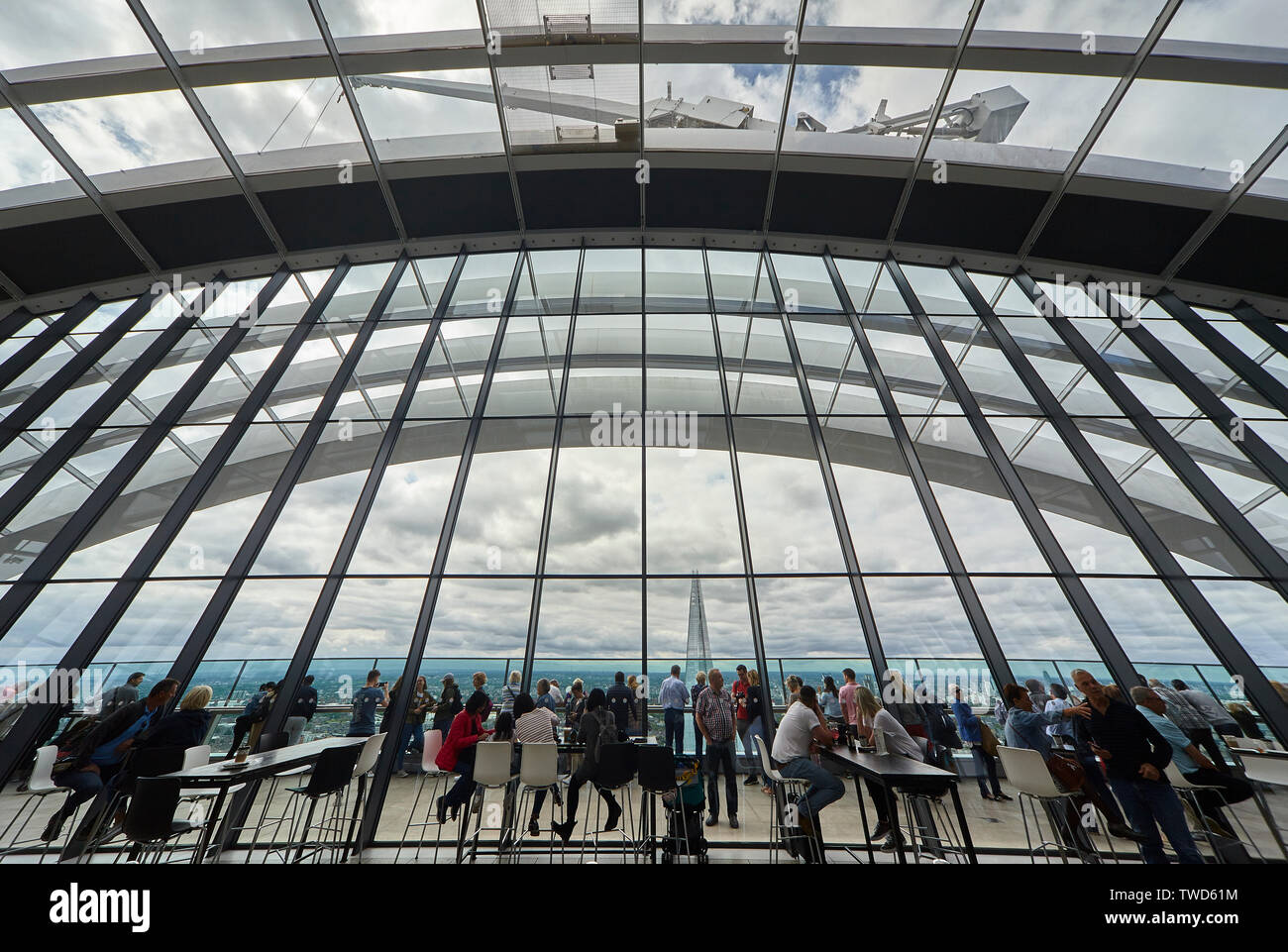 Sky Garden a 20 Fenchurch Street è un unico spazio pubblico che si estende per tre piani ed offre 360 gradi di vedute ininterrotte Londra Foto Stock