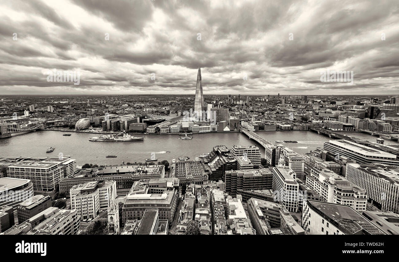 Sky Garden a 20 Fenchurch Street è un unico spazio pubblico che si estende per tre piani ed offre 360 gradi di vedute ininterrotte Londra Foto Stock