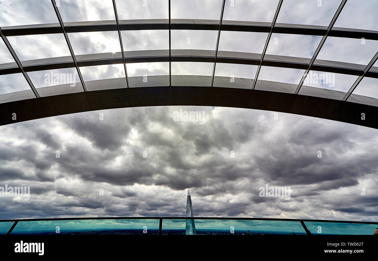 Sky Garden a 20 Fenchurch Street è un unico spazio pubblico che si estende per tre piani ed offre 360 gradi di vedute ininterrotte Londra Foto Stock