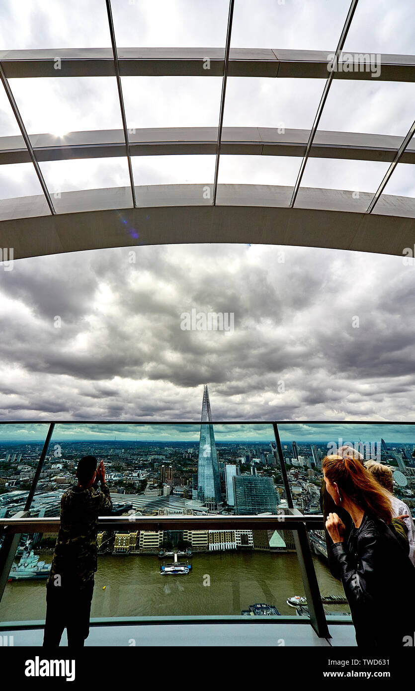 Sky Garden a 20 Fenchurch Street è un unico spazio pubblico che si estende per tre piani ed offre 360 gradi di vedute ininterrotte Londra Foto Stock