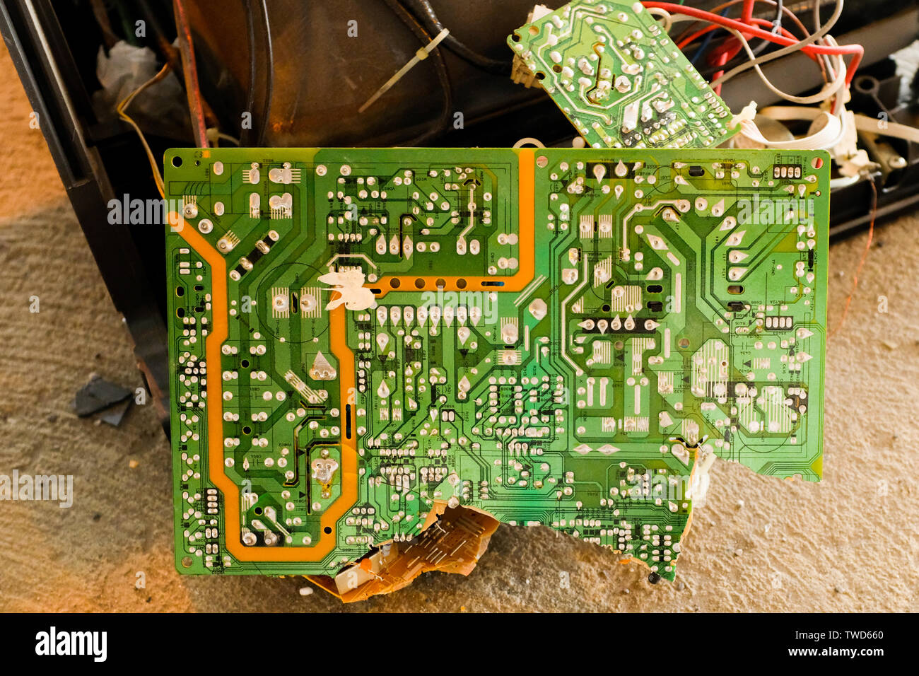 Scheda di circuito di una TV scartati Foto Stock