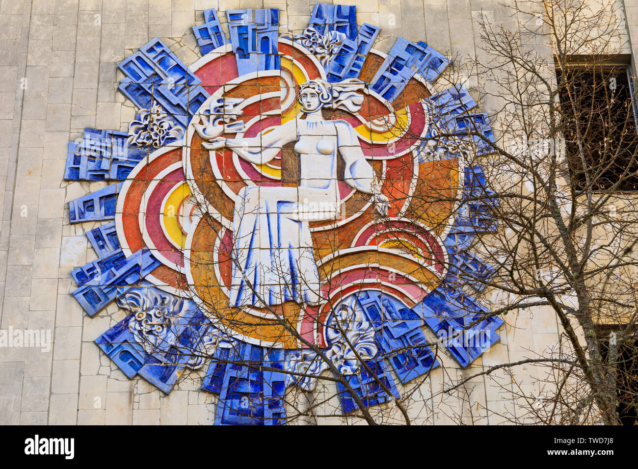 Europa orientale, Ucraina, Pripjat, la centrale di Cernobyl. Dell era sovietica murale sul lato dell'edificio dell'ufficio postale. Aprile 10, 2018. Foto Stock