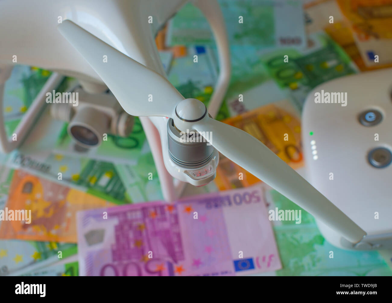 Foto concettuale di un propulsore di un drone sullo sfondo del denaro europeo. Messa a fuoco selettiva. Foto Stock