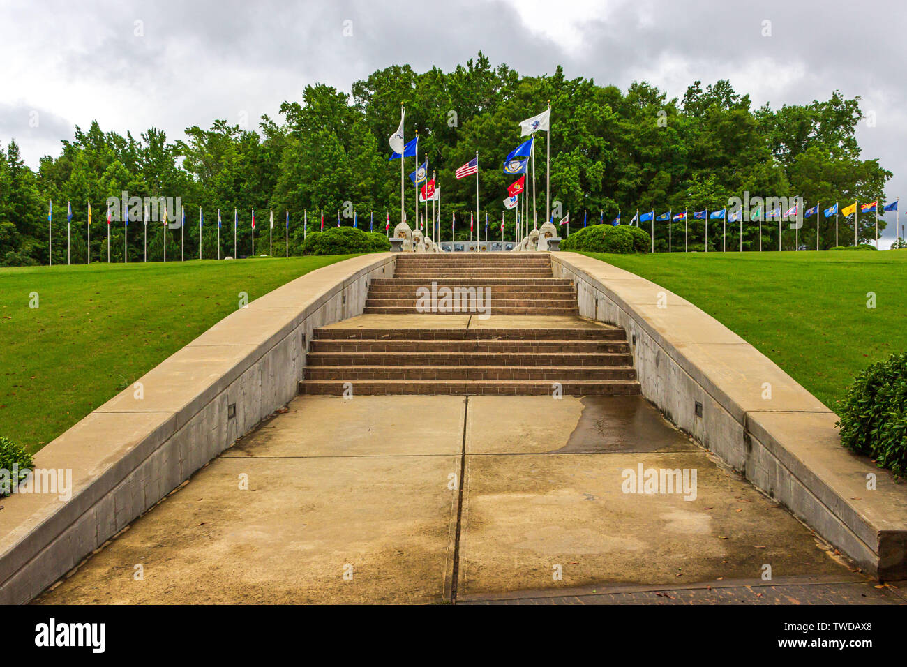 McDonough, Georgia / STATI UNITI D'America - 9 Giugno 2019: passi conducono ai reduci dalla parete di onore in Heritage Park. Foto Stock