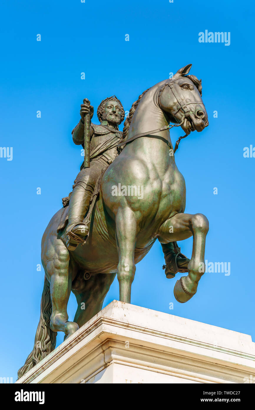 Parigi. Francia - Febbraio 16, 2013. Statua equestre di Enrico IV di Francia sul Pont Neuf (nuovo ponte). Foto Stock
