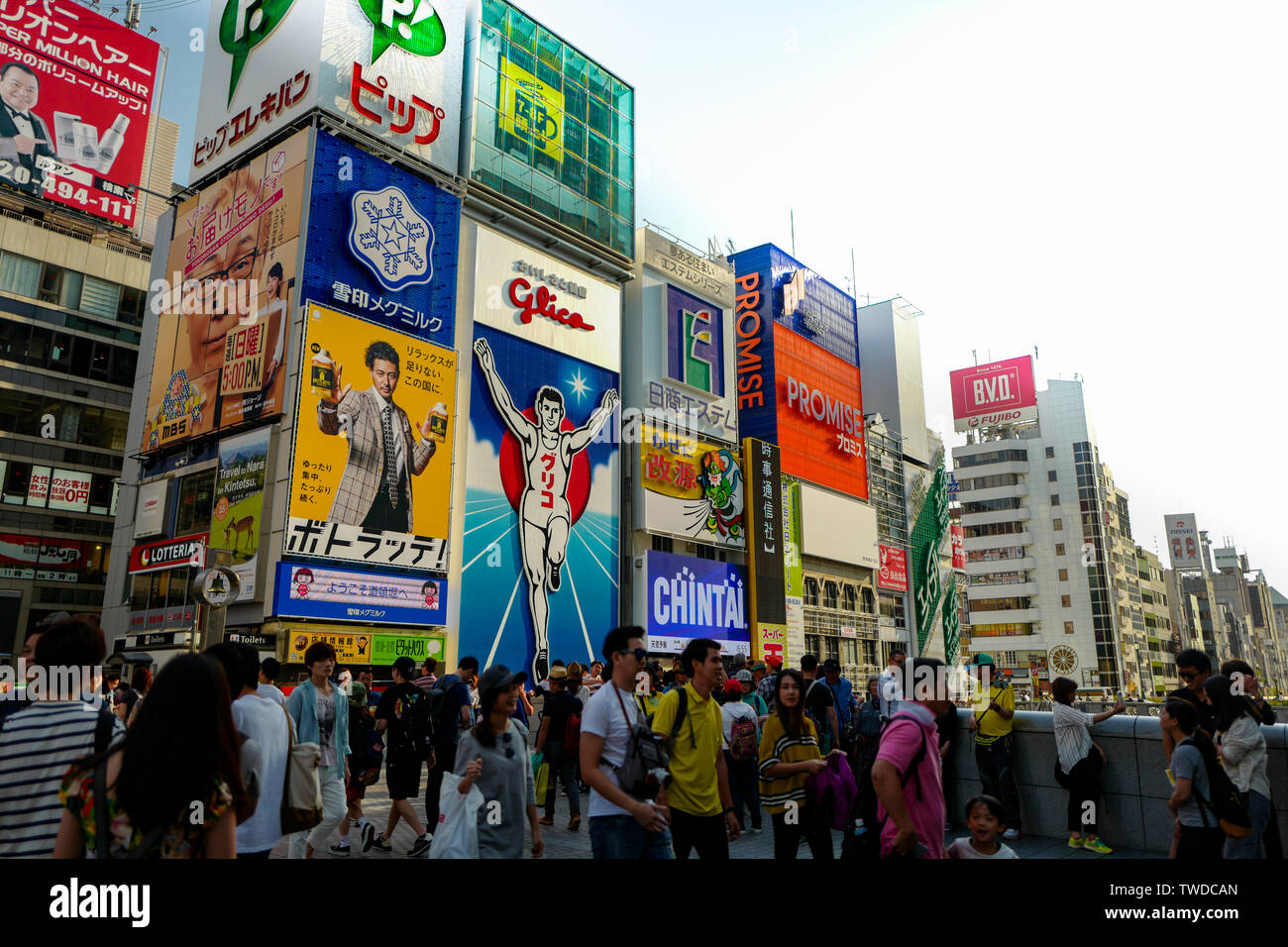 Osaka, Giappone, 29th, Maggio, 2017. Una folla di occupato a Shinsaibashi. Il Glico uomo tra numerosi cartelli a Dotonbori. Foto Stock