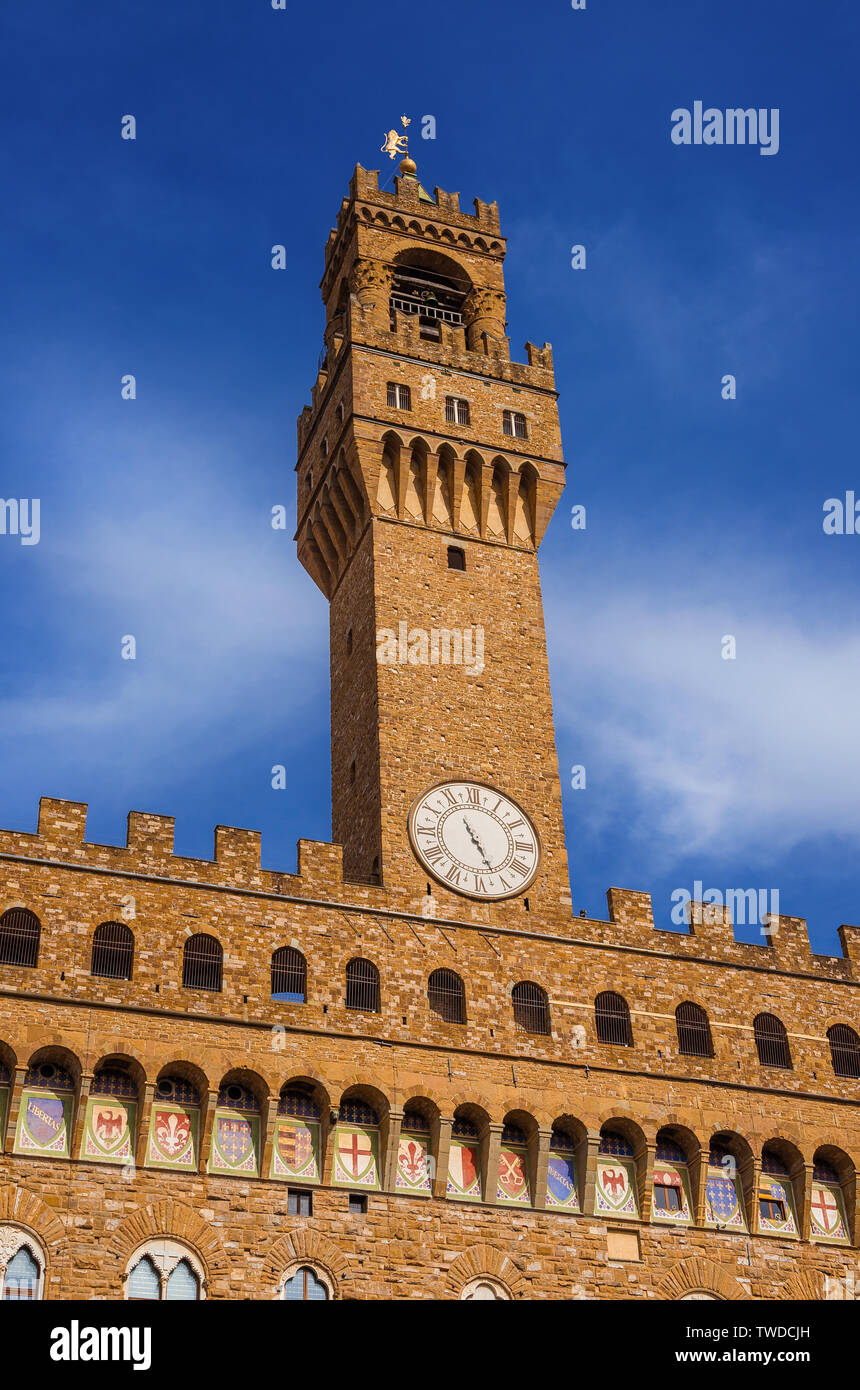 Palazzo Vecchio, la bellissima Firenze town hall eretta nel XIV secolo ed è stato progettato dal famoso architetto medievale Arnolfo di C Foto Stock