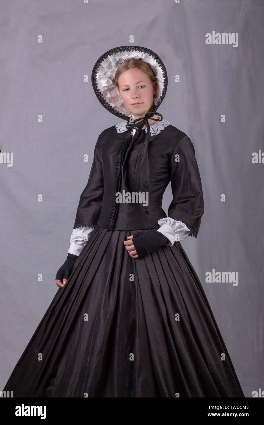 Giovane donna vittoriana in ensemble di nero Foto Stock