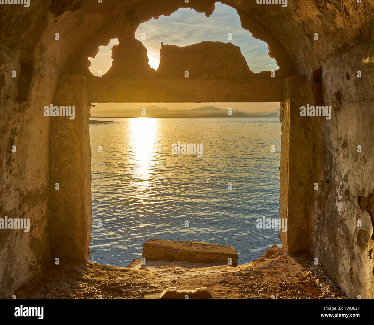 Seascape vista da un antico ricovero barca a Cala de Platja Cala de Camps Vells Colonia de Sant Pere Mallorca Spagna Spain Foto Stock