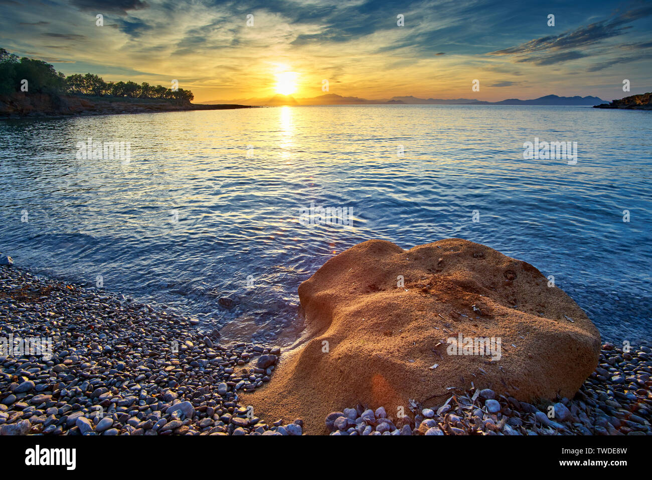 Roccia isolata con Cielo di tramonto Seascape vista alla Baia di Alcudia e Formertor Cape - Cala de Platja Cala de Camps Vells Colonia de Sant Pere Mallorca S Foto Stock
