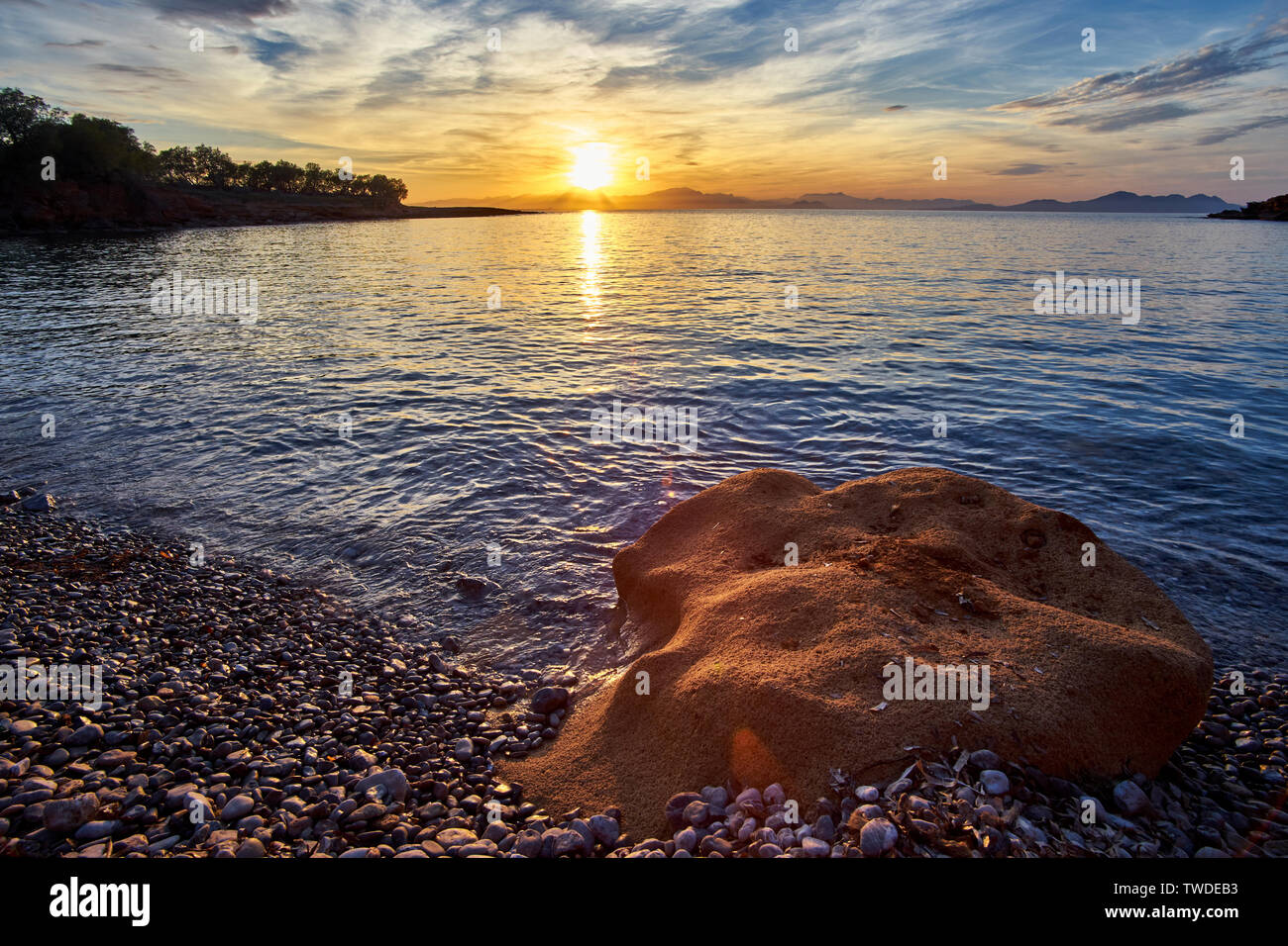 Roccia isolata con Cielo di tramonto Seascape vista alla Baia di Alcudia e Formertor Cape - Cala de Platja Cala de Camps Vells Colonia de Sant Pere Mallorca S Foto Stock