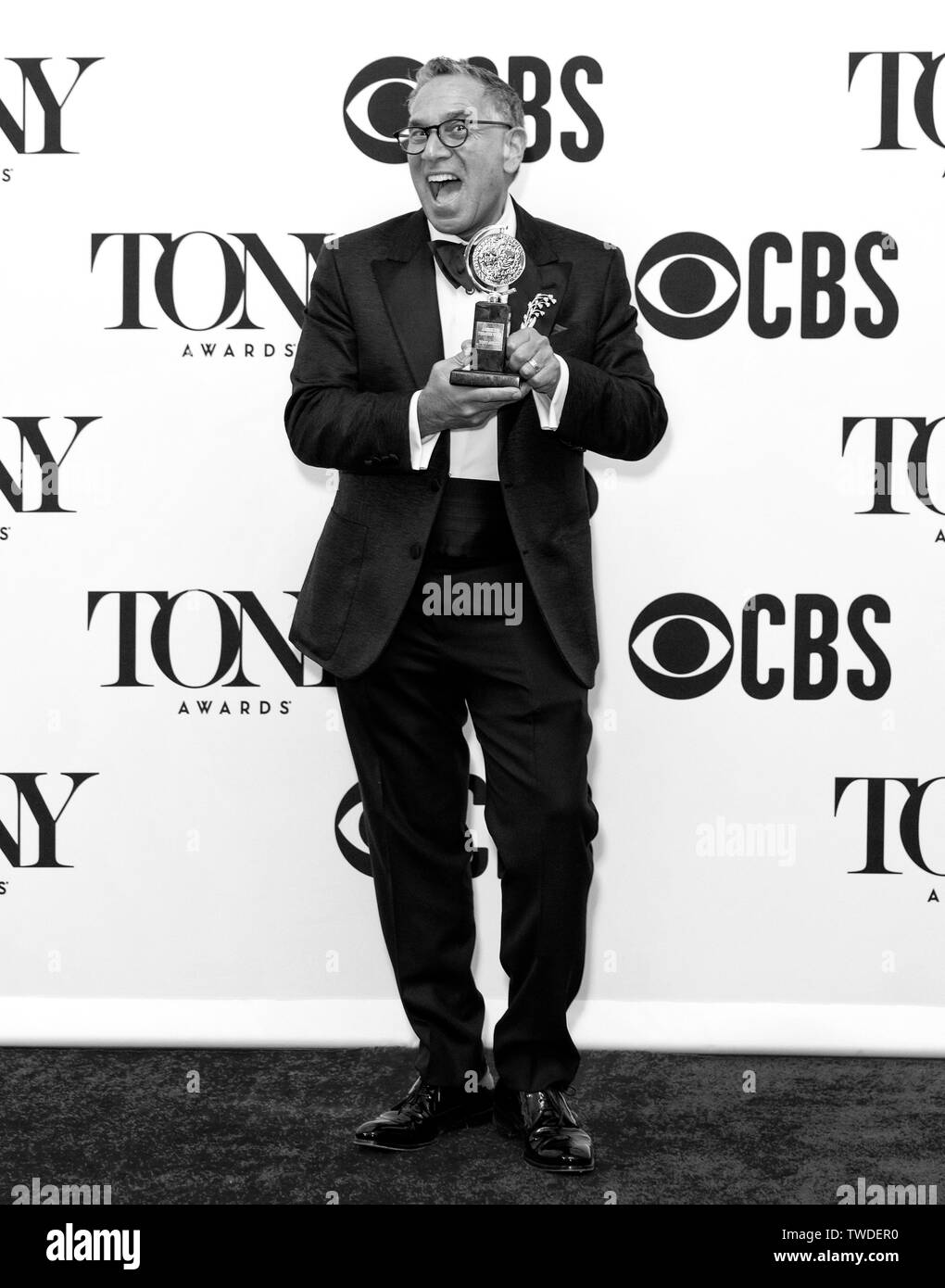 New York, NY - Giugno 09, 2019: Robert Horn vincitore del premio per il miglior libro di un Musical per "Tootsie", pone in sala stampa per la 73a annuale Foto Stock