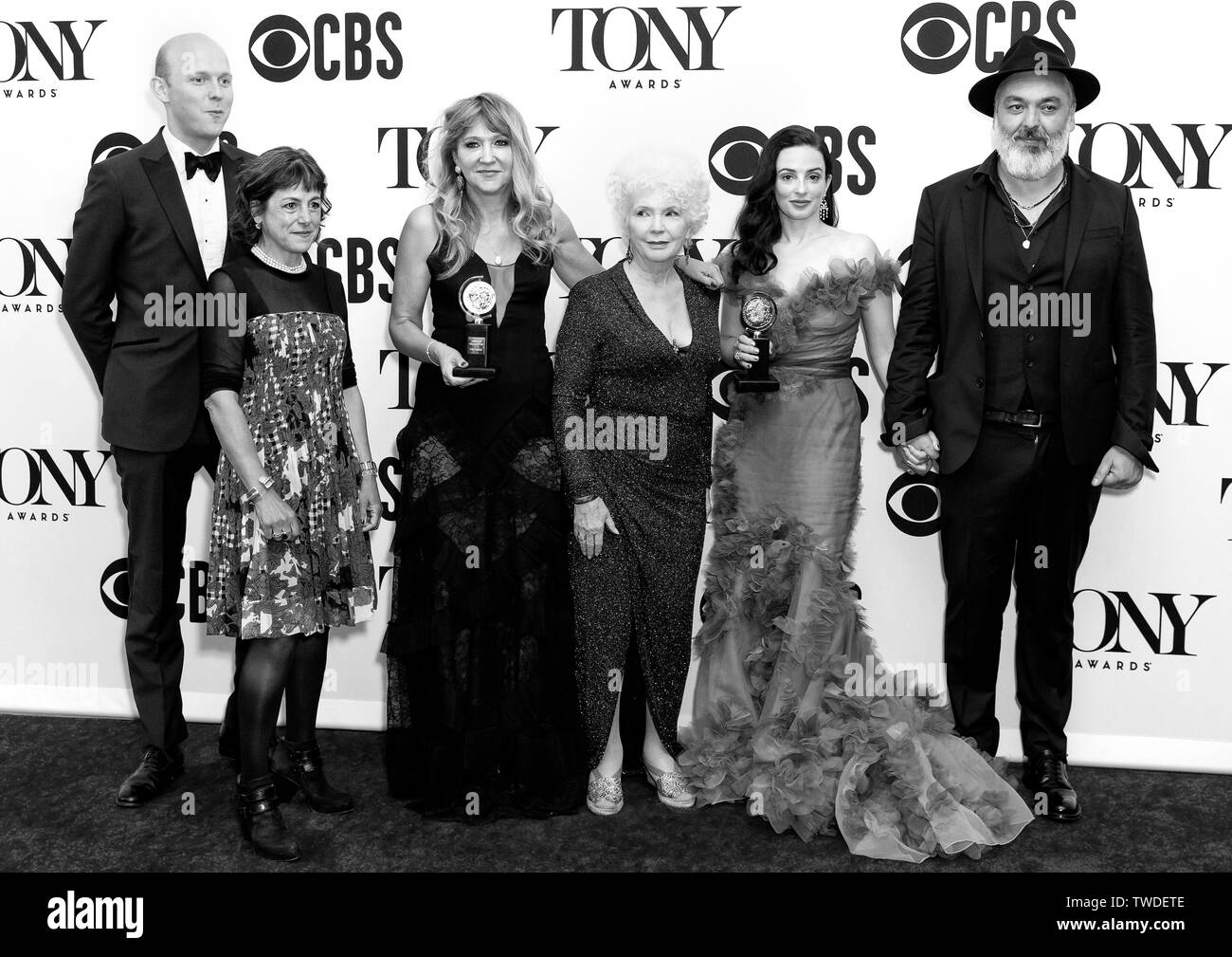New York, NY - Giugno 09, 2019: Miglior Gioco per 'The Ferryman" pone in ghisa in sala stampa presso la 73rd annuale di Tony Awards Foto Stock