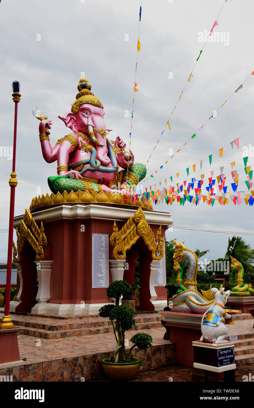 Un nuovo colorato tempio costruito con intricati artigianale, nella campagna del sud est della Thailandia Foto Stock