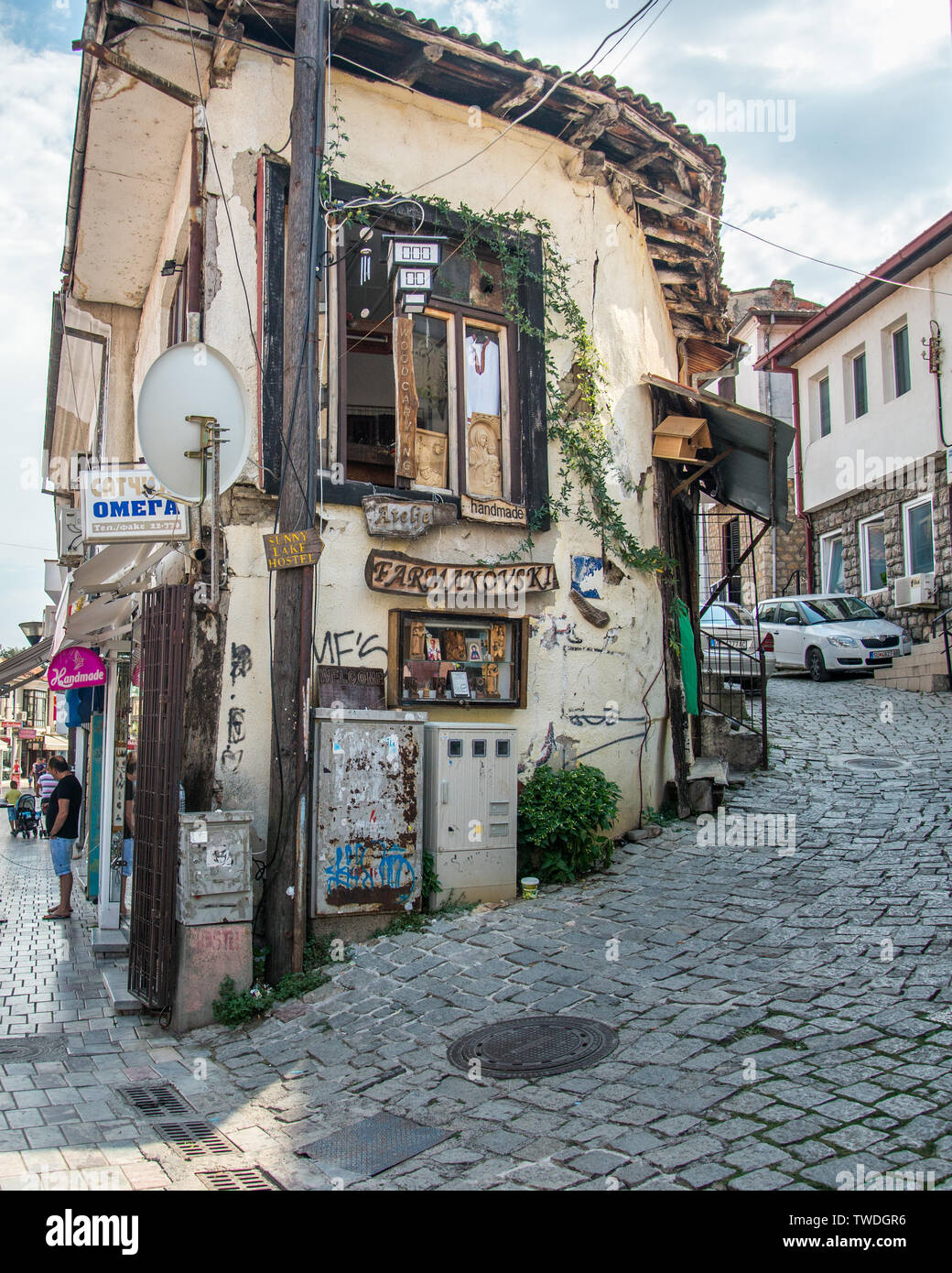 SKOPJE, MACEDONIA-agosto 31,2018:Un vecchio edificio,tipico del Vecchio Bazar,in corrispondenza di una intersezione stradale, la parte vecchia di Skopje sul lato est del Vardar Foto Stock