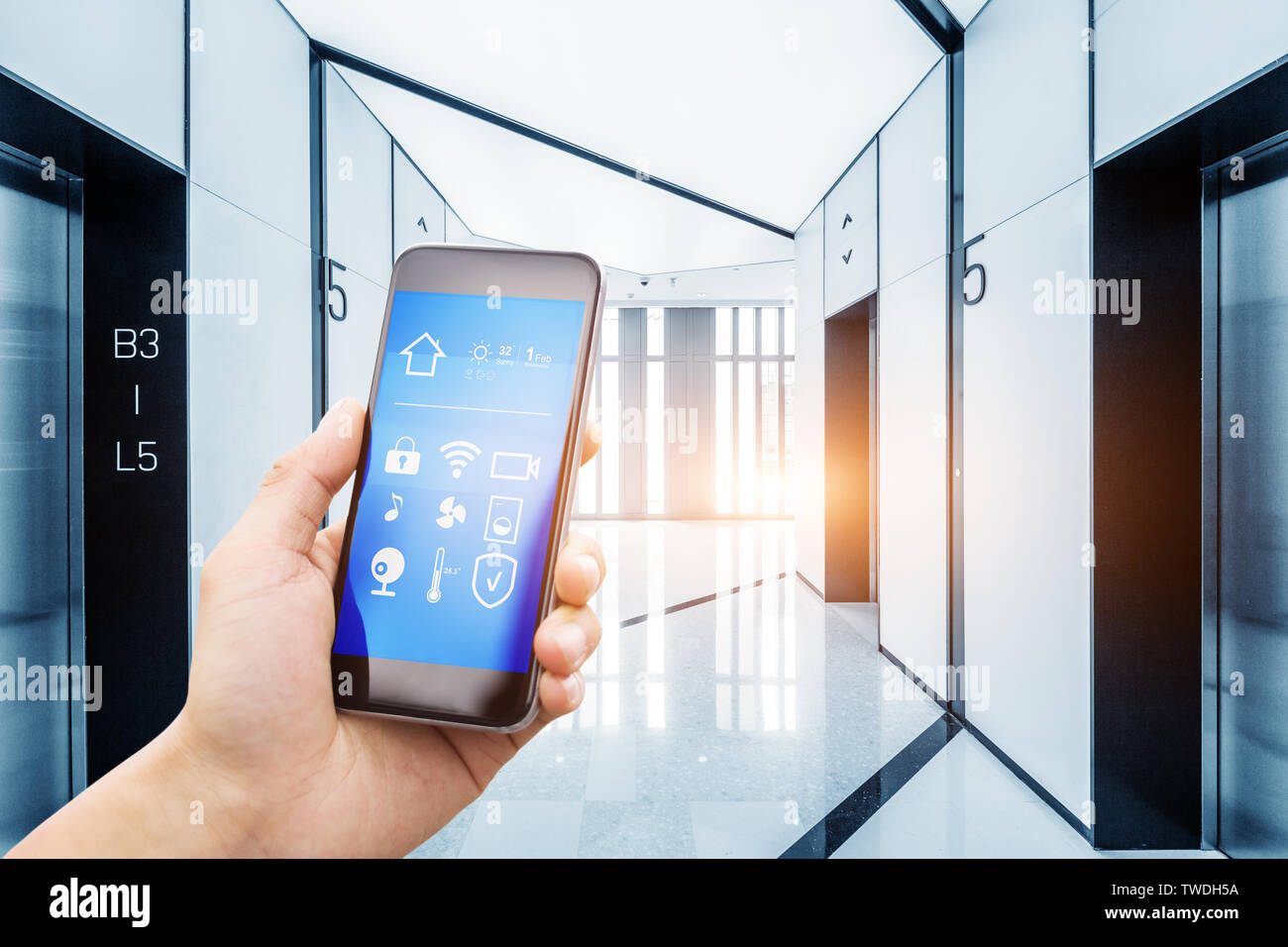 Business design tecnologia in indoor telefono telefono moderno moderno schermo Internet con office toccare connessione futura nessuno comunica dati Foto Stock