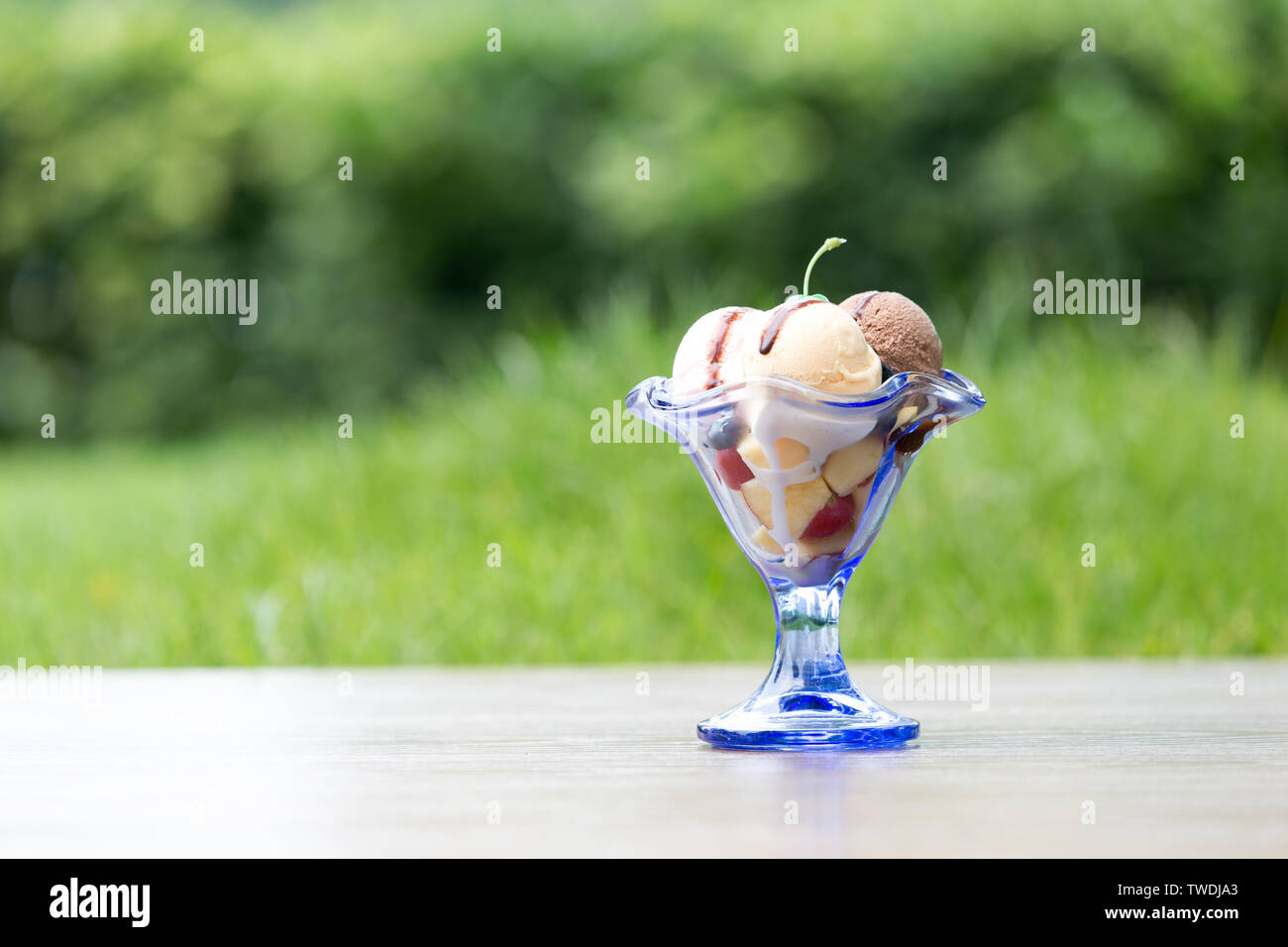 Gustoso gelato palla in vetro con erba verde Foto Stock