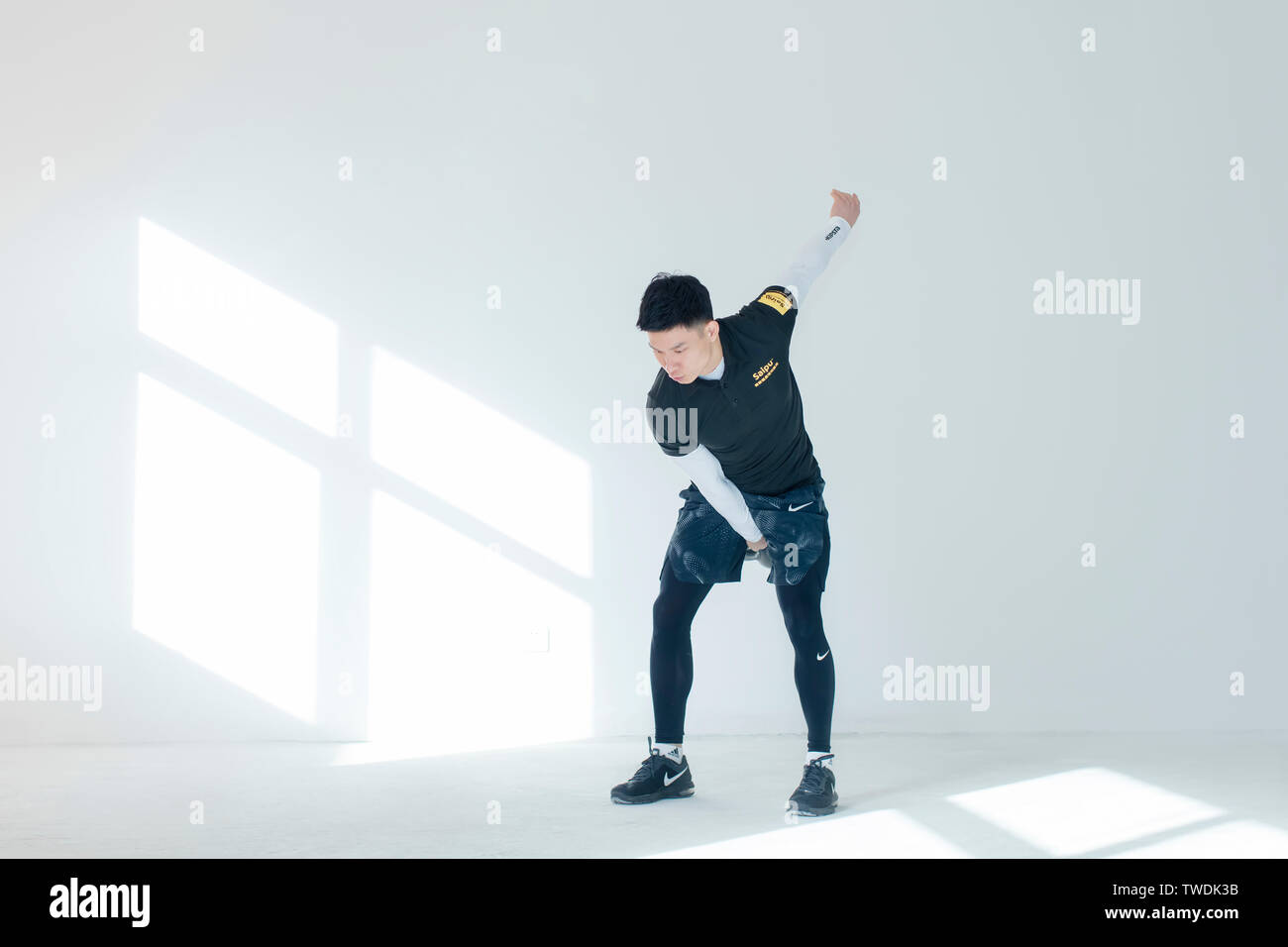 Uomo con una persona di idoneità di perdita di peso corporeo training room sfondo bianco sfondo vita soleggiata vita sana forza kettlebell fascino corpo forte i muscoli e le ossa esercizi esercizio grado di adattabilità. Attivo e attivo. Tenere premuto il Foto Stock