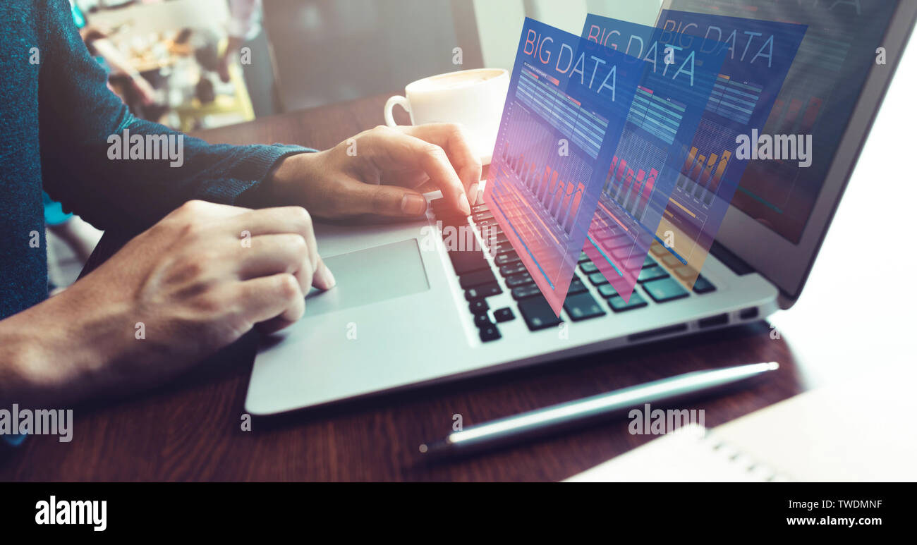 Grandi concetti di dati con connettore maschio di tipo a lavorare con un computer portatile che mostra l'interfaccia dati per elaborazione.Business Innovation marketing idee Foto Stock