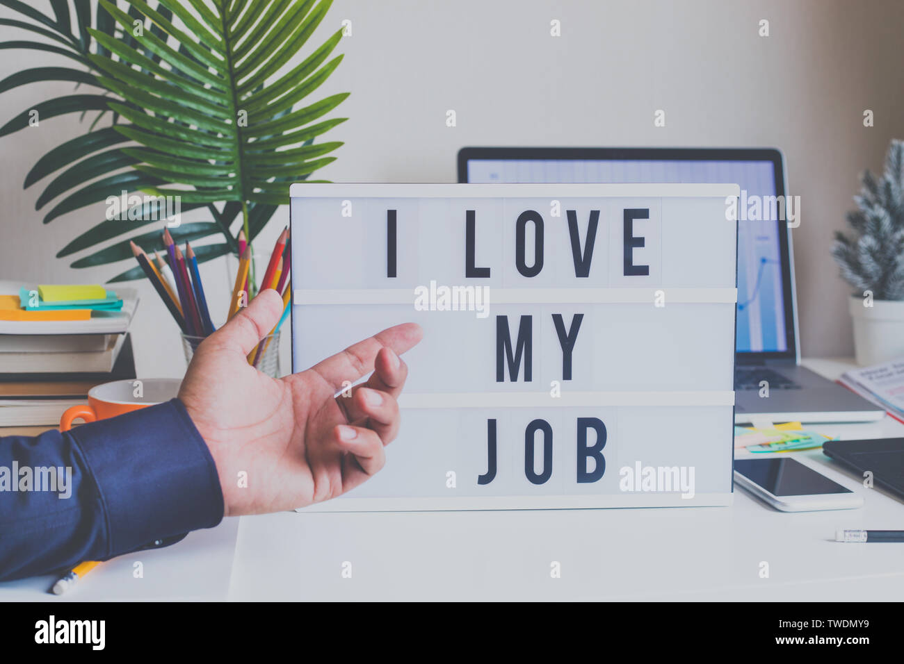Amo il mio lavoro concetti con mano maschio che mostra testo sulla scatola di luce sulla scrivania in ufficio in casa.La motivazione di business o di ispirazione,prestazioni di umano c Foto Stock