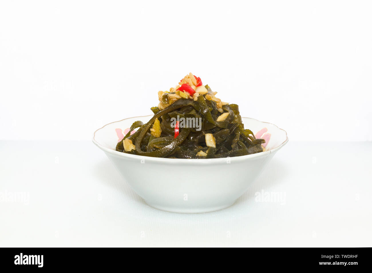 Il freddo kelp seta in un colore bianco porcellana ciotola Foto Stock