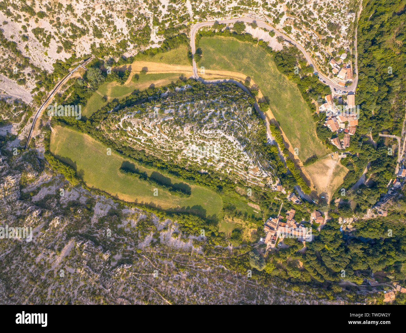 Antenna vista dall'alto in basso di Grand Sito di il circo di Navacelles in gole La Vis nelle Cevennes, Francia meridionale Foto Stock