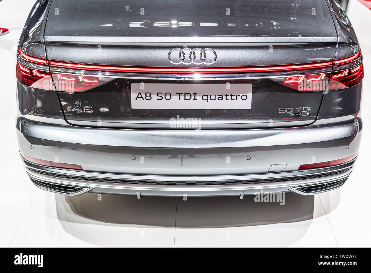 Parigi, Francia, ottobre 02, 2018: Audi A8 50 TDI quattro gen 4, D5 al Mondial Motor Show di Parigi, full-size, berlina di lusso prodotta da Audi AG Foto Stock