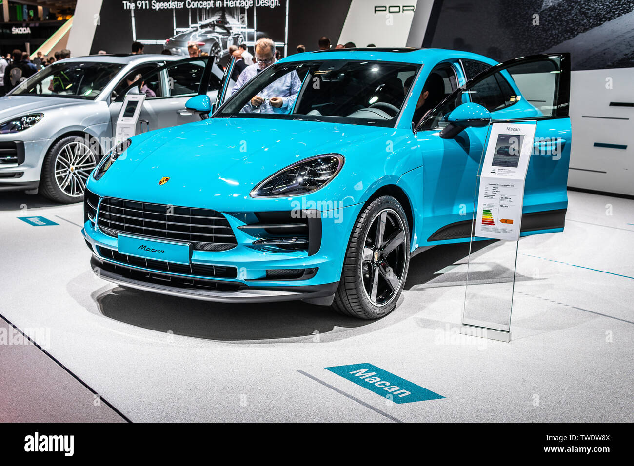 Parigi, Francia, ottobre 02, 2018: tutti i nuovi blue Porsche Macan 2019 modello a Mondial Motor Show di Parigi, il crossover utility vehicle CUV prodotta da Porsche Foto Stock