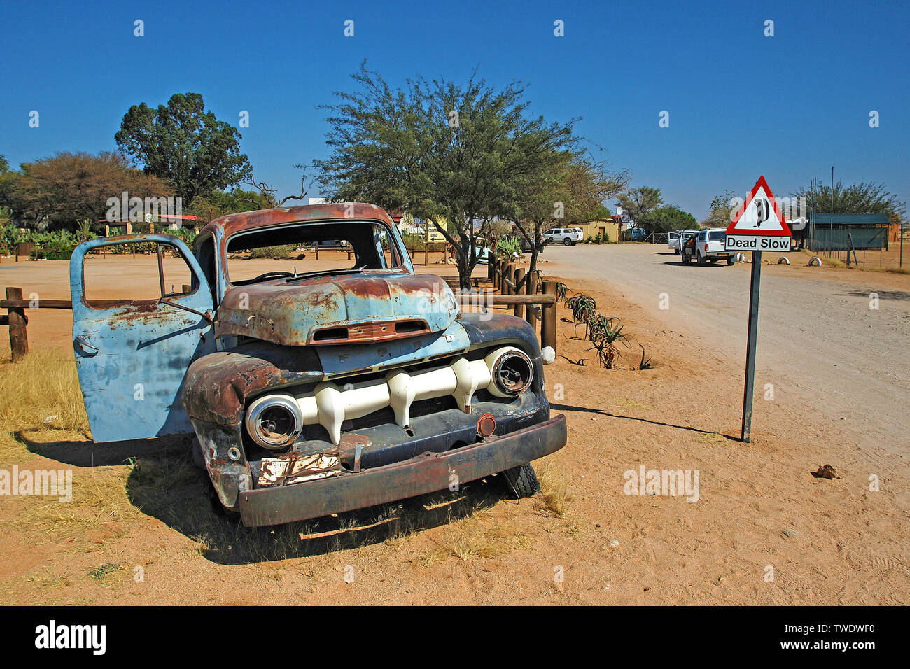 Vecchio carrello relitto presso la strada della città Solitaire, Namibia, Africa Foto Stock