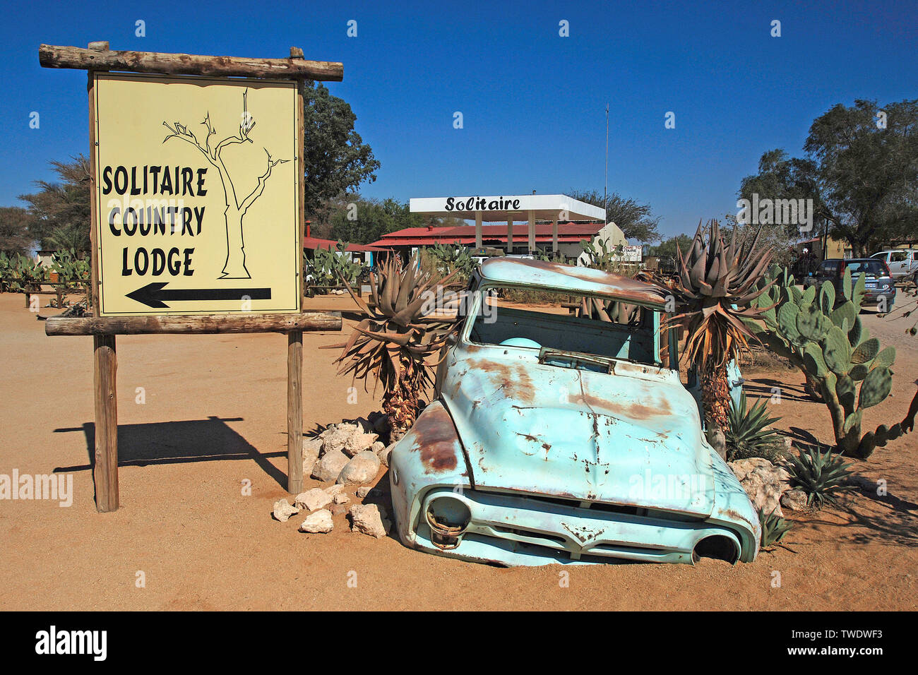 Vecchio carrello relitto presso la strada della città Solitaire, Namibia, Africa Foto Stock