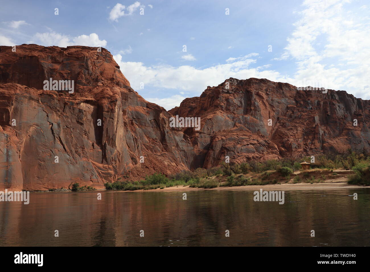 Glen Canyon sul fiume Colorado, traghetto Swale Canyon ingresso dal basso con la spiaggia Foto Stock