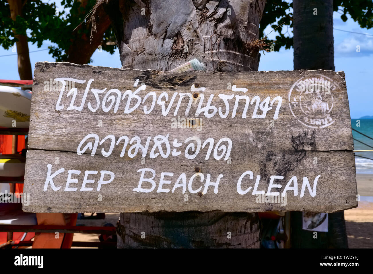 Mantenere la spiaggia pulita segno a Jomtien Beach, Pattaya, Thailandia Foto Stock