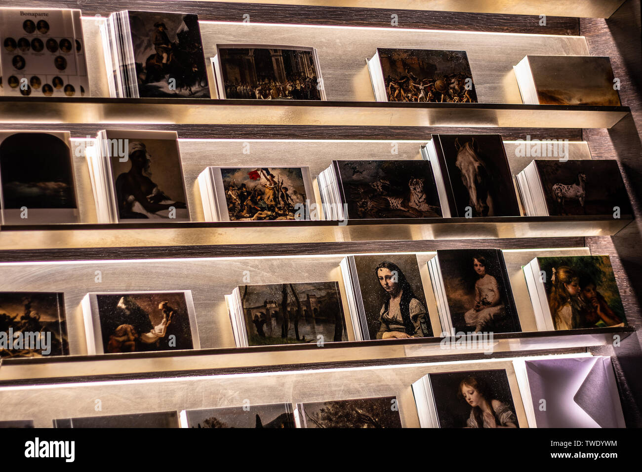 Parigi, Francia, ottobre 07, 2018: il museo del Louvre, il negozio di souvenir in vendita, turistico bottino del famoso dipinto Monna Lisa La Gioconda di Leonardo da Vinci Foto Stock